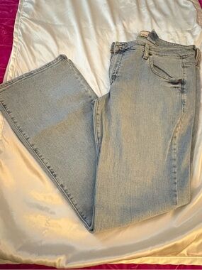 Y2K Levi's 518 Super Low Bootcut.